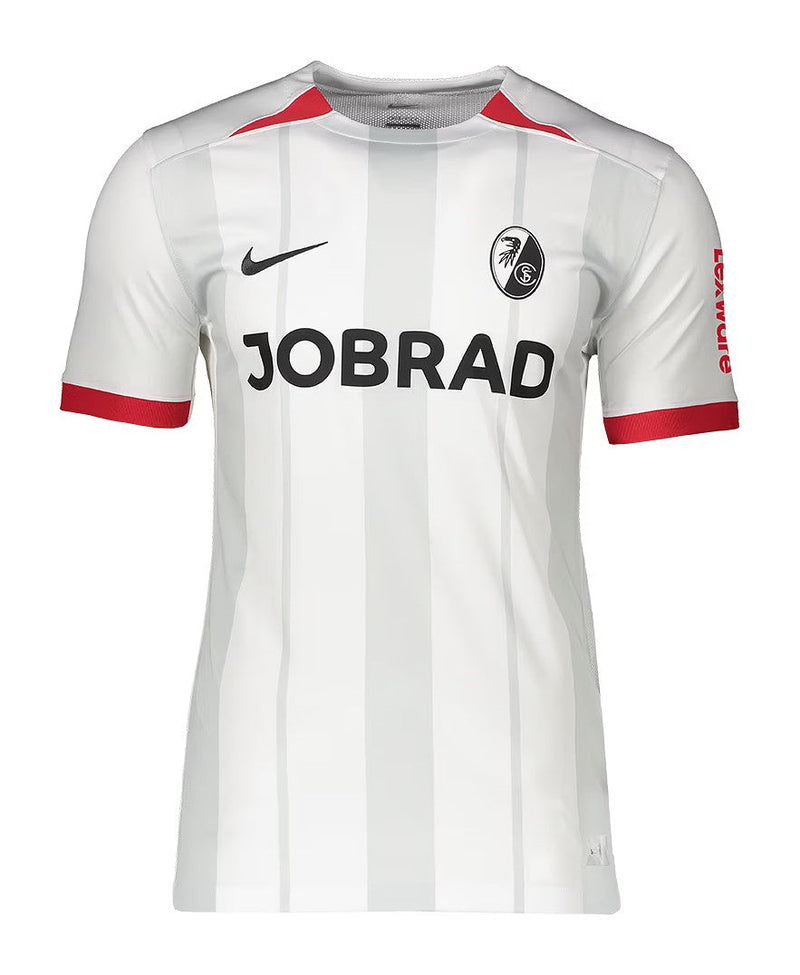 SC Freiburg - 2024/2025 - Camiseta Freiburg - Uniforme Freiburg - Nike Freiburg - Diseño moderno - Blanco - Gris - Rojo - Negro - Bundesliga - Copa de Alemania - Patrón gráfico - Identidad del club - Gola redonda - Escudo del club - Logo de Nike - Patrocinio Schwarzwald-Baar Klinikum - Tecnologías innovadoras - Confort - Rendimiento. 