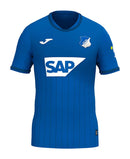 Hoffenheim - 2024/2025 - Camiseta Hoffenheim - Uniforme Hoffenheim - Joma Hoffenheim - Diseño moderno - Bundesliga - Competencias de fútbol - Azul - Blanco - Identidad del club - Cuello en V - Escudo del club - Logo de Joma - Patrocinio - Materiales de alta calidad - Comodidad - Rendimiento - Pasión - Historia - Innovación.