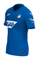 Hoffenheim - 2024/2025 - Camiseta Hoffenheim - Uniforme Hoffenheim - Joma Hoffenheim - Diseño moderno - Bundesliga - Competencias de fútbol - Azul - Blanco - Identidad del club - Cuello en V - Escudo del club - Logo de Joma - Patrocinio - Materiales de alta calidad - Comodidad - Rendimiento - Pasión - Historia - Innovación.