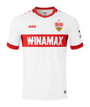 Stuttgart - 2024/2025 - Camiseta Stuttgart - Camiseta titular Stuttgart - Uniforme Stuttgart - Jako Stuttgart - Diseño clásico - Rojo y blanco - Rayas verticales - Bundesliga - Copa de Alemania - Gola redonda - Escudo del club - Logo de Jako - Patrocinio Mercedes-Benz - Tecnologías innovadoras - Confort - Rendimiento.