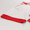 Stuttgart - 2024/2025 - Camiseta Stuttgart - Camiseta titular Stuttgart - Uniforme Stuttgart - Jako Stuttgart - Diseño clásico - Rojo y blanco - Rayas verticales - Bundesliga - Copa de Alemania - Gola redonda - Escudo del club - Logo de Jako - Patrocinio Mercedes-Benz - Tecnologías innovadoras - Confort - Rendimiento.