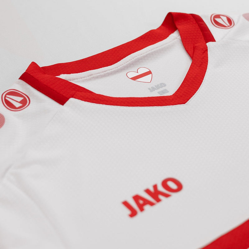 Stuttgart - 2024/2025 - Camiseta Stuttgart - Camiseta titular Stuttgart - Uniforme Stuttgart - Jako Stuttgart - Diseño clásico - Rojo y blanco - Rayas verticales - Bundesliga - Copa de Alemania - Gola redonda - Escudo del club - Logo de Jako - Patrocinio Mercedes-Benz - Tecnologías innovadoras - Confort - Rendimiento.