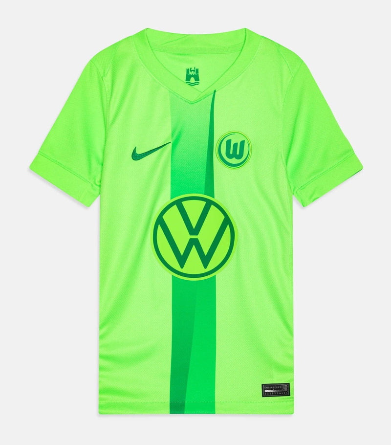 Wolfsburg - 2024/2025 - Camiseta Wolfsburg - Camiseta titular Wolfsburg - Uniforme Wolfsburg - Nike Wolfsburg - Diseño clásico - Verde y blanco - Rayas verticales - Bundesliga - Copa de Alemania - Gola redonda - Escudo del club - Logo de Nike - Patrocinio Volkswagen - Tecnologías innovadoras - Confort - Rendimiento.