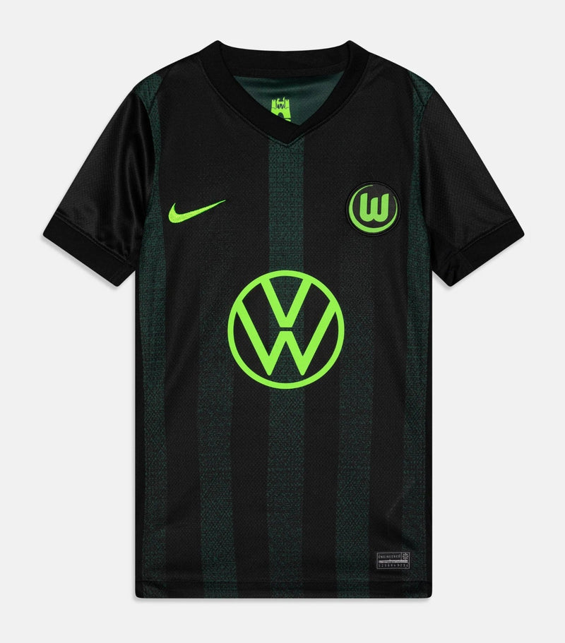 Wolfsburg - 2024/2025 - Camiseta Wolfsburg - Camiseta suplente Wolfsburg - Uniforme Wolfsburg - Nike Wolfsburg - Diseño moderno - Negro y blanco - Detalles geométricos - Bundesliga - Copa de Alemania - Gola en V - Escudo del club - Logo de Nike - Innovación - Identidad - Tecnologías avanzadas - Rendimiento - Comodidad.