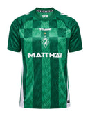 Werder Bremen - 2024/2025 - Camiseta Werder Bremen - Uniforme titular Werder Bremen - Hummel Werder Bremen - Diseño clásico - Verde y blanco - Detalles actuales - Bundesliga - Competición de fútbol - Gola en V - Escudo del club - Logo de Hummel - Tecnología avanzada - Rendimiento - Confort - Historia - Modernidad. 