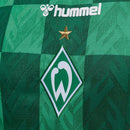Werder Bremen - 2024/2025 - Camiseta Werder Bremen - Uniforme titular Werder Bremen - Hummel Werder Bremen - Diseño clásico - Verde y blanco - Detalles actuales - Bundesliga - Competición de fútbol - Gola en V - Escudo del club - Logo de Hummel - Tecnología avanzada - Rendimiento - Confort - Historia - Modernidad. 