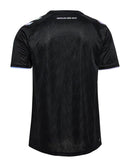 Werder Bremen - 2024/2025 - Camiseta Werder Bremen - Uniforme alternativo Werder Bremen - Hummel Werder Bremen - Diseño moderno - Negro - Verde - Amarillo - Bundesliga - Copa de Alemania - Patrón gráfico abstracto - Identidad del club - Gola redonda - Escudo del club - Logo de Hummel - Patrocinio WIESENHOF - Tecnologías innovadoras - Confort - Rendimiento. 