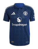 Manchester United - 2024/2025 - Camiseta Manchester United - Uniforme alternativo Manchester United - Adidas Manchester United - Diseño innovador - Premier League - Competiciones europeas - Gola distintiva - Escudo del club - Logo de Adidas - Patrocinio - Pasión - Compromiso - Tecnologías de vanguardia - Rendimiento - Comodidad - Excelencia.