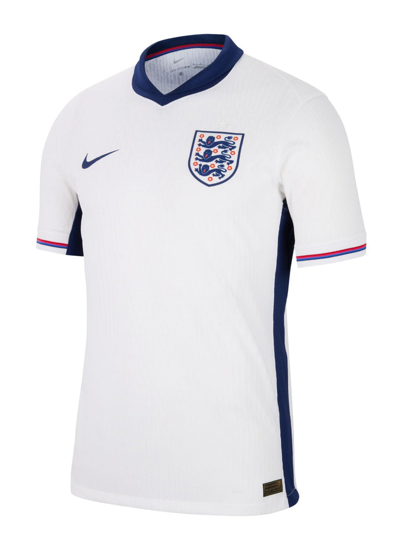 Inglaterra - 2024/2025 - Camiseta Inglaterra - Uniforme titular Inglaterra - Nike Inglaterra - Diseño clásico - Blanco y azul - Eurocopa - Nations League - Eliminatorias Copa del Mundo - Gola "mini-polo" - Escudo del equipo - Swoosh de Nike - Tecnologías innovadoras - Confort - Rendimiento - Equipos de entrenamiento - Tres leones - Estilo degradado - Pantalón azul oscuro - Calcetines blancos.