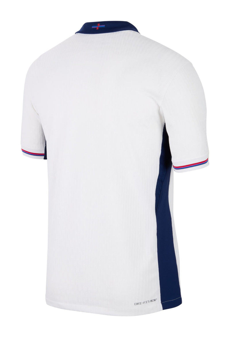 Inglaterra - 2024/2025 - Camiseta Inglaterra - Uniforme titular Inglaterra - Nike Inglaterra - Diseño clásico - Blanco y azul - Eurocopa - Nations League - Eliminatorias Copa del Mundo - Gola "mini-polo" - Escudo del equipo - Swoosh de Nike - Tecnologías innovadoras - Confort - Rendimiento - Equipos de entrenamiento - Tres leones - Estilo degradado - Pantalón azul oscuro - Calcetines blancos.