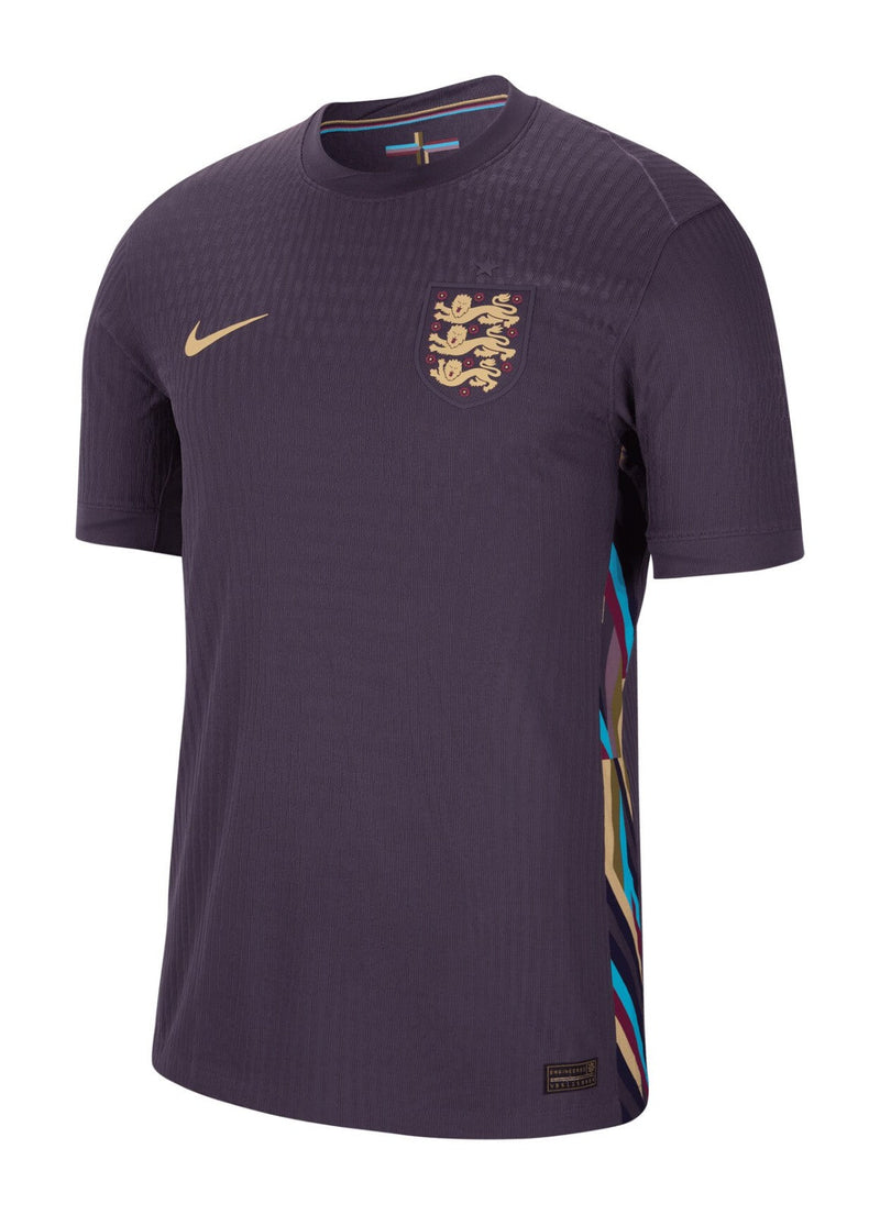 Inglaterra - 2024/2025 - Camiseta Inglaterra - Uniforme reserva Inglaterra - Nike Inglaterra - Diseño clásico - Rojo y blanco - Eurocopa - Nations League - Eliminatorias de la Copa del Mundo - Gola elegante - Escudo de los tres leones - Logo de Nike - Patrocinio principal - Tradición - Innovación - Tecnologías avanzadas - Rendimiento - Comodidad.