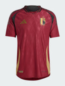 Bélgica - 2024/2025 - Camiseta Bélgica - Uniforme titular Bélgica - Adidas Bélgica - Diseño clásico - Rojo y negro - Eurocopa - Nations League - Eliminatorias Copa del Mundo - Gola redonda - Escudo del león de Bélgica - Logo de Adidas - Tecnologías innovadoras - Confort - Rendimiento - Líneas diagonales - Pantalón negro - Calcetines rojos - Identidad - Historia.