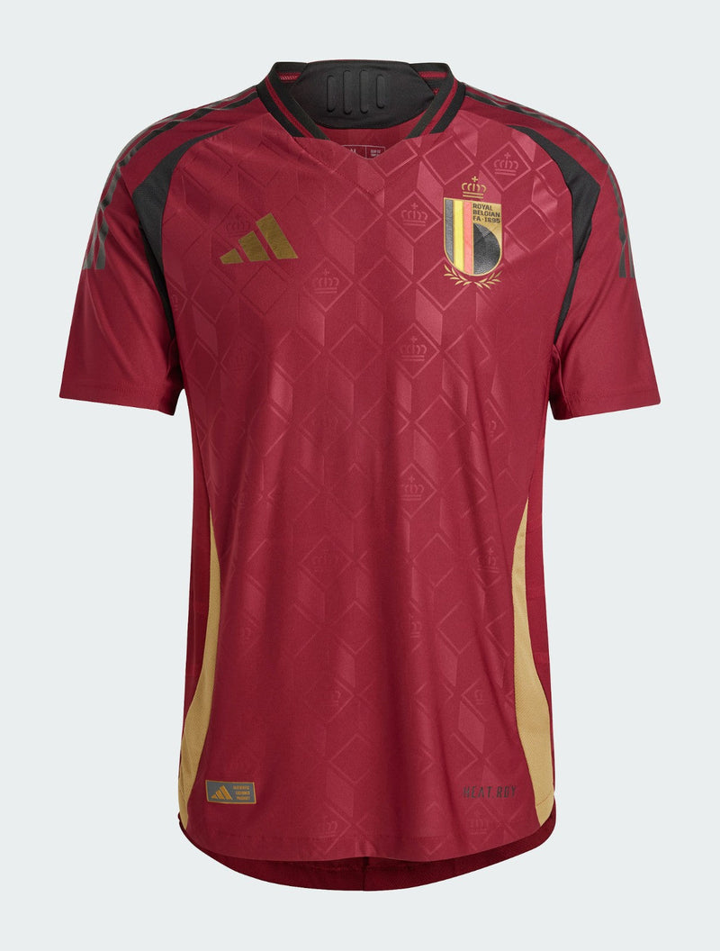 Bélgica - 2024/2025 - Camiseta Bélgica - Uniforme titular Bélgica - Adidas Bélgica - Diseño clásico - Rojo y negro - Eurocopa - Nations League - Eliminatorias Copa del Mundo - Gola redonda - Escudo del león de Bélgica - Logo de Adidas - Tecnologías innovadoras - Confort - Rendimiento - Líneas diagonales - Pantalón negro - Calcetines rojos - Identidad - Historia.