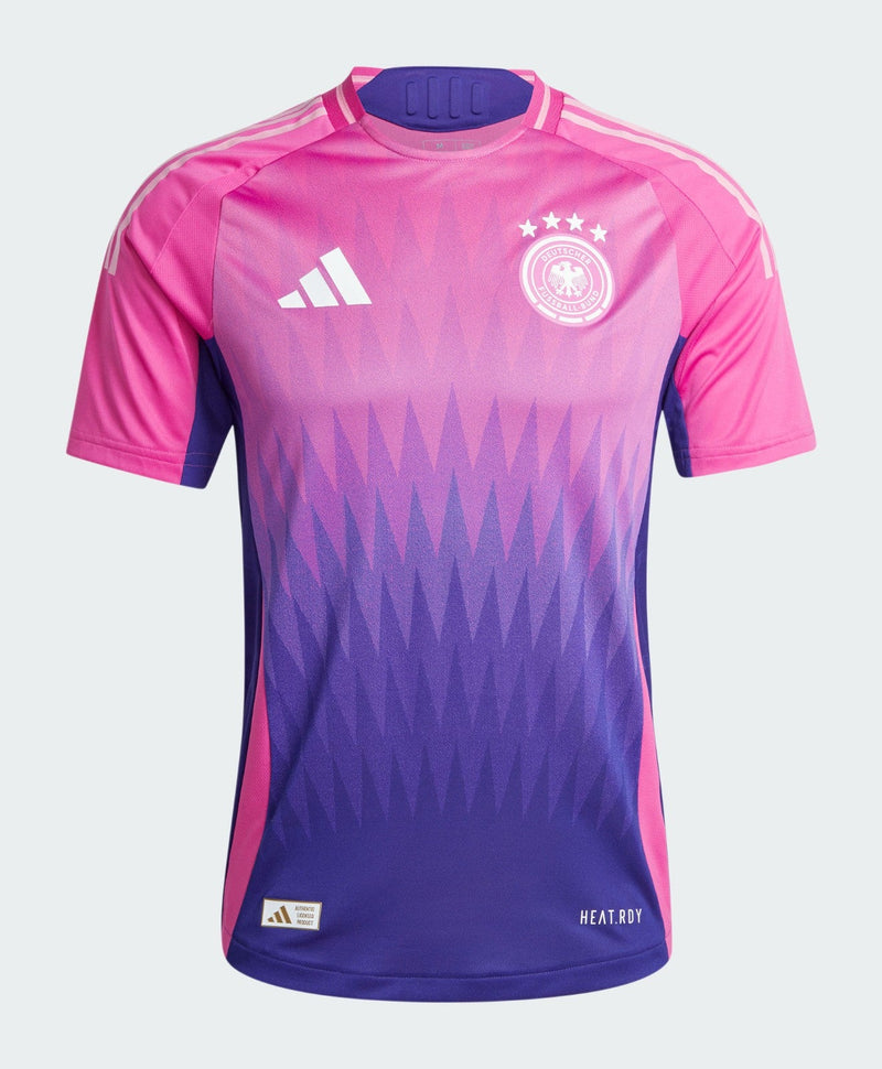 Alemania - 2024/2025 - Camiseta Alemania - Uniforme alternativo Alemania - Adidas Alemania - Diseño innovador - Magenta - Eurocopa - Selección Alemana - Gola redonda - Escudo de la DFB - Logotipo de Adidas - Pantalón morado - Calcetines morados - Degradado a morado - Copa del Mundo de 1994 - Tecnologías innovadoras - Confort - Rendimiento - Identidad - Historia - Águila.