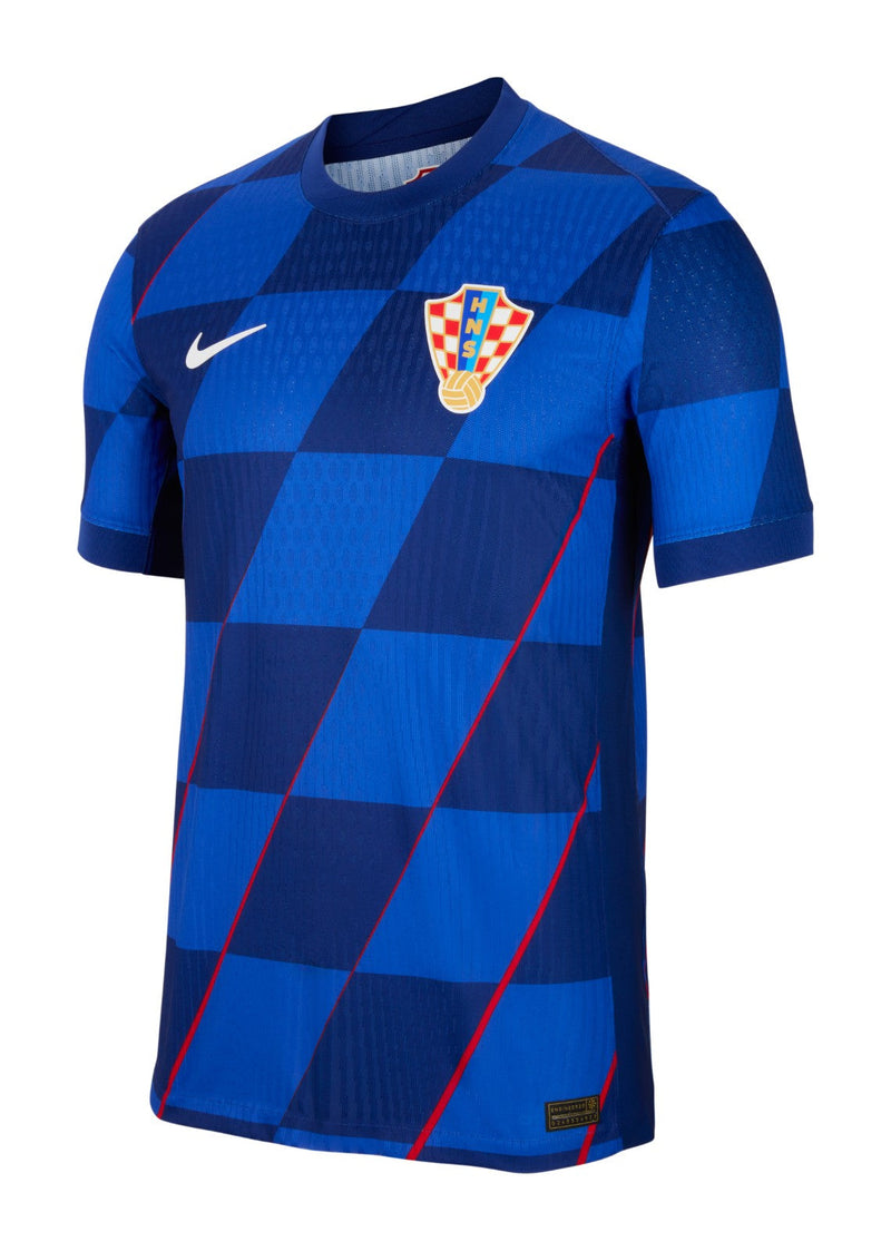 Croacia - 2024/2025 - Camiseta Croacia - Uniforme alternativo Croacia - Nike Croacia - Diseño moderno - Azul y blanco - Eurocopa - Nations League - Eliminatorias Copa del Mundo - Patrón de ondas - Mar Adriático - Gola redonda - Escudo ajedrezado de Croacia - Swoosh de Nike - Pantalón azul - Calcetines blancos - Naturaleza - Identidad - Tecnologías innovadoras - Confort - Rendimiento. 