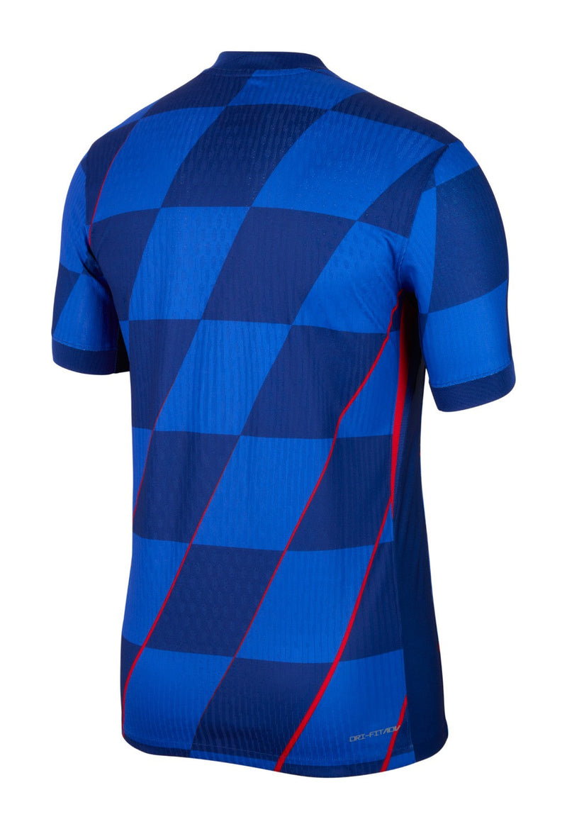 Croacia - 2024/2025 - Camiseta Croacia - Uniforme alternativo Croacia - Nike Croacia - Diseño moderno - Azul y blanco - Eurocopa - Nations League - Eliminatorias Copa del Mundo - Patrón de ondas - Mar Adriático - Gola redonda - Escudo ajedrezado de Croacia - Swoosh de Nike - Pantalón azul - Calcetines blancos - Naturaleza - Identidad - Tecnologías innovadoras - Confort - Rendimiento. 