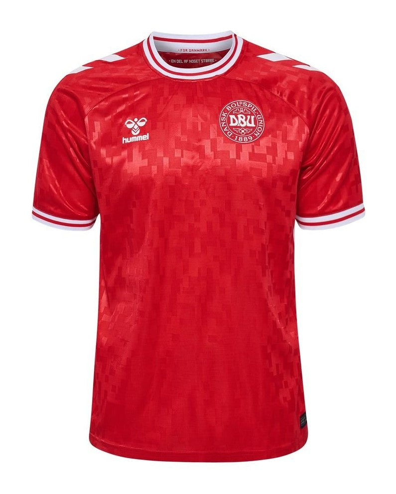 Dinamarca - 2024/2025 - Camiseta Dinamarca - Uniforme titular Dinamarca - Hummel Dinamarca - Diseño clásico - Rojo y blanco - Eurocopa - Nations League - Eliminatorias Copa del Mundo - Líneas horizontales - Gola redonda - Escudo Federación Danesa de Fútbol - Logo de Hummel - Pantalón blanco - Calcetines rojos - Historia - Identidad - Tecnologías innovadoras - Confort - Rendimiento.