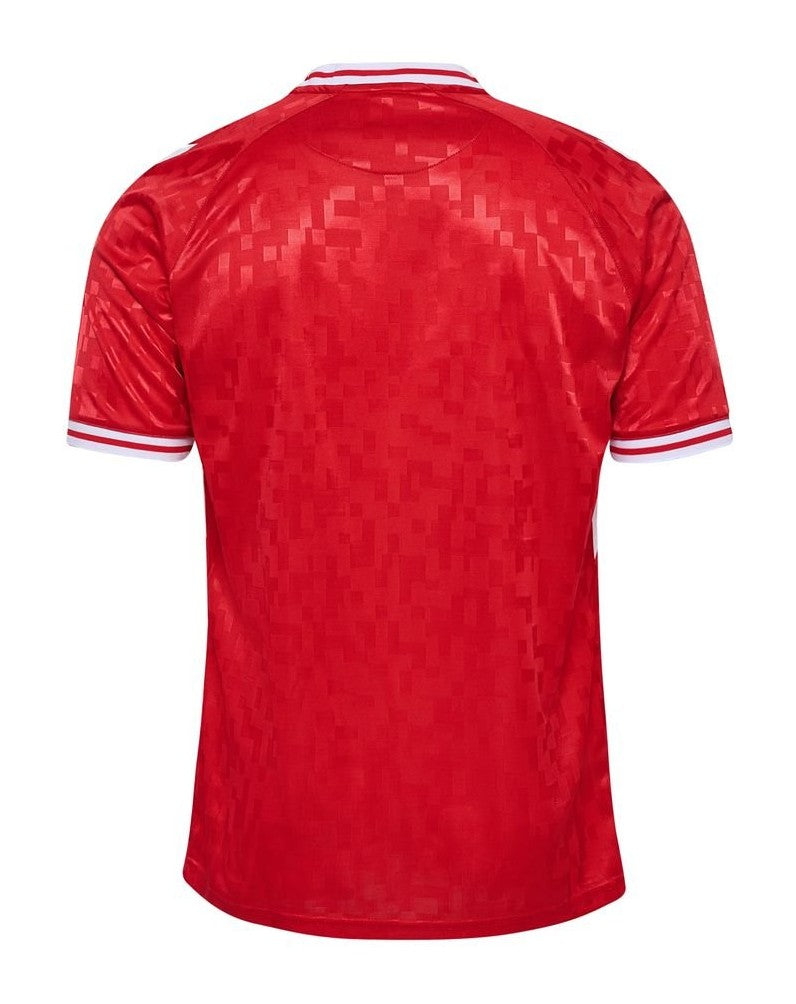 Dinamarca - 2024/2025 - Camiseta Dinamarca - Uniforme titular Dinamarca - Hummel Dinamarca - Diseño clásico - Rojo y blanco - Eurocopa - Nations League - Eliminatorias Copa del Mundo - Líneas horizontales - Gola redonda - Escudo Federación Danesa de Fútbol - Logo de Hummel - Pantalón blanco - Calcetines rojos - Historia - Identidad - Tecnologías innovadoras - Confort - Rendimiento.