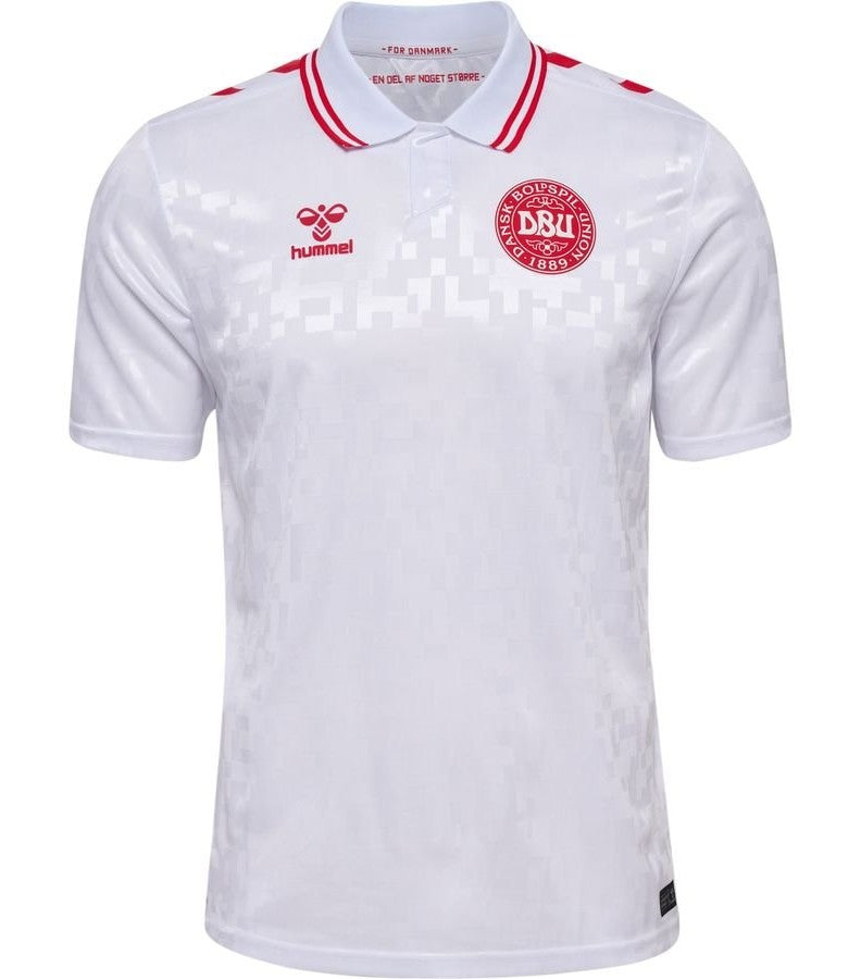 Dinamarca - 2024/2025 - Camiseta Dinamarca - Uniforme alternativo Dinamarca - Hummel Dinamarca - Diseño moderno - Blanco y rojo - Eurocopa - Nations League - Eliminatorias Copa del Mundo - Patrón pixelado - Jacquard - Gola polo - Escudo Federación Danesa de Fútbol - Logo de Hummel - Pantalón rojo - Calcetines blancos - Historia - Identidad - Tecnologías innovadoras - Confort - Rendimiento. 