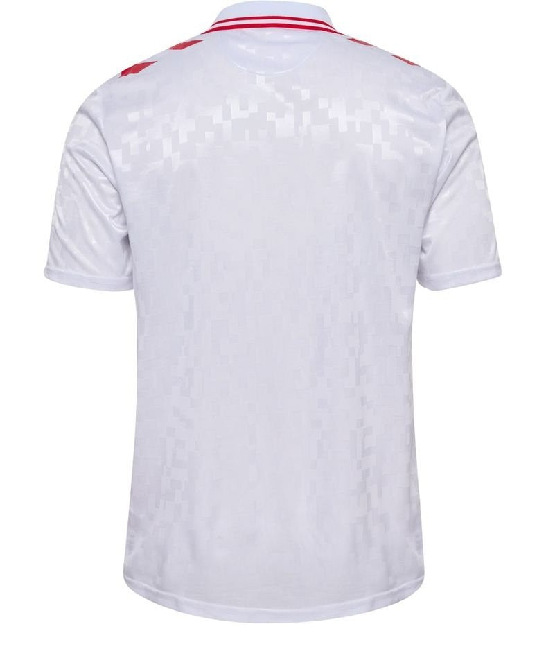 Dinamarca - 2024/2025 - Camiseta Dinamarca - Uniforme alternativo Dinamarca - Hummel Dinamarca - Diseño moderno - Blanco y rojo - Eurocopa - Nations League - Eliminatorias Copa del Mundo - Patrón pixelado - Jacquard - Gola polo - Escudo Federación Danesa de Fútbol - Logo de Hummel - Pantalón rojo - Calcetines blancos - Historia - Identidad - Tecnologías innovadoras - Confort - Rendimiento. 