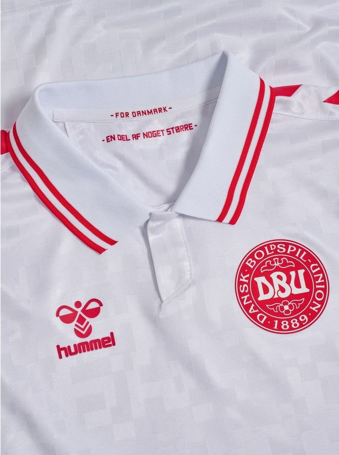 Dinamarca - 2024/2025 - Camiseta Dinamarca - Uniforme alternativo Dinamarca - Hummel Dinamarca - Diseño moderno - Blanco y rojo - Eurocopa - Nations League - Eliminatorias Copa del Mundo - Patrón pixelado - Jacquard - Gola polo - Escudo Federación Danesa de Fútbol - Logo de Hummel - Pantalón rojo - Calcetines blancos - Historia - Identidad - Tecnologías innovadoras - Confort - Rendimiento. 