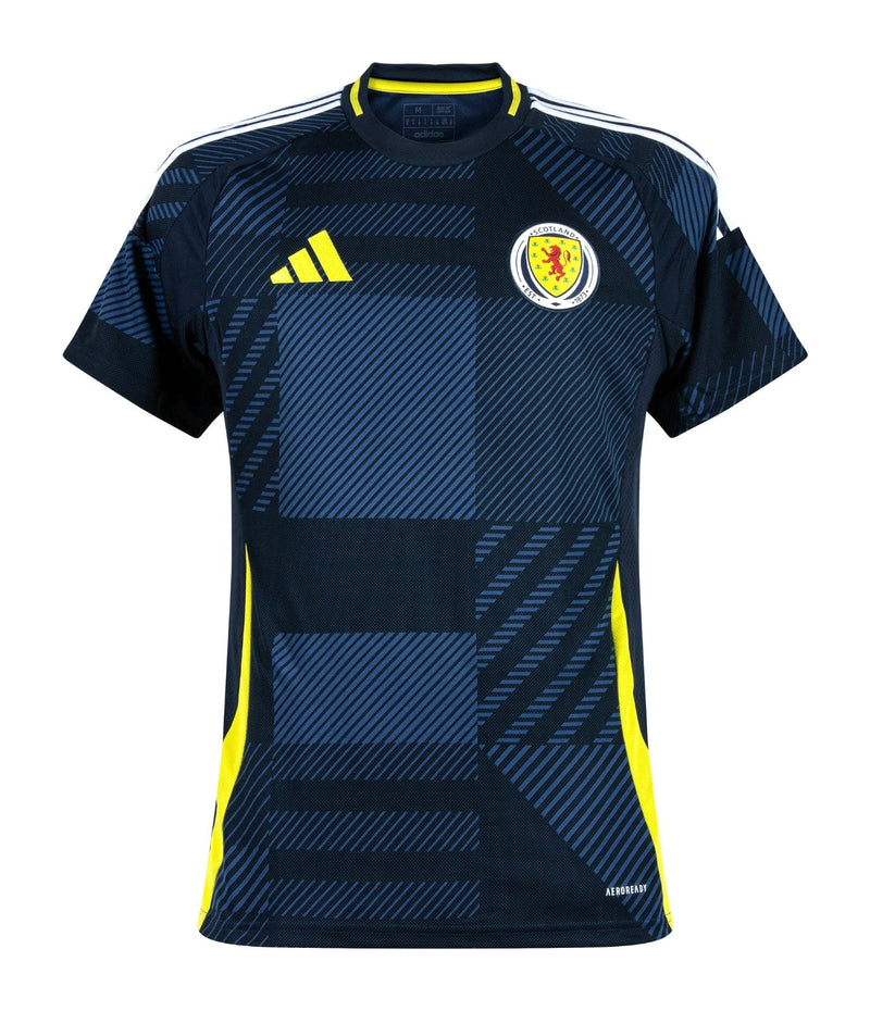 Escocia - 2024/2025 - Camiseta Escocia - Uniforme titular Escocia - Adidas Escocia - Diseño moderno - Azul marino y blanco - Eurocopa - Nations League - Eliminatorias Copa del Mundo - Líneas diagonales - Gola redonda - Escudo león de Escocia - Logo de Adidas - Pantalón blanco - Calcetines azules - Historia - Identidad - Tecnologías innovadoras - Confort - Rendimiento.