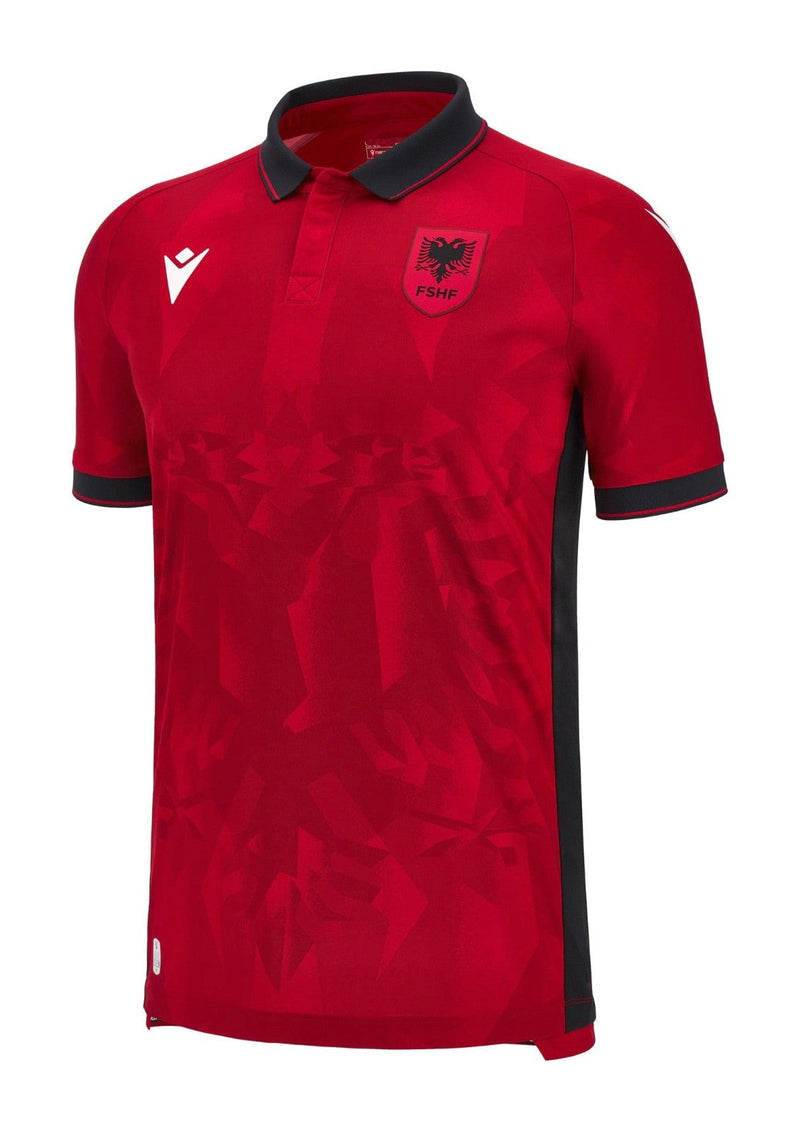 Albania - 2023/2024 - Camiseta Albania - Uniforme titular Albania - Macron Albania - Diseño clásico - Rojo y negro - Nations League - Eliminatorias Copa del Mundo - Águila bicéfala de Albania - Gola redonda - Escudo de Albania - Logo de Macron - Pantalón negro - Calcetines rojos - Historia - Identidad - Tecnologías innovadoras - Confort - Rendimiento.