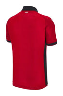 Albania - 2023/2024 - Camiseta Albania - Uniforme titular Albania - Macron Albania - Diseño clásico - Rojo y negro - Nations League - Eliminatorias Copa del Mundo - Águila bicéfala de Albania - Gola redonda - Escudo de Albania - Logo de Macron - Pantalón negro - Calcetines rojos - Historia - Identidad - Tecnologías innovadoras - Confort - Rendimiento.