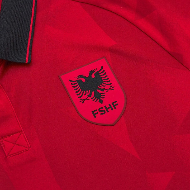 Albania - 2023/2024 - Camiseta Albania - Uniforme titular Albania - Macron Albania - Diseño clásico - Rojo y negro - Nations League - Eliminatorias Copa del Mundo - Águila bicéfala de Albania - Gola redonda - Escudo de Albania - Logo de Macron - Pantalón negro - Calcetines rojos - Historia - Identidad - Tecnologías innovadoras - Confort - Rendimiento.