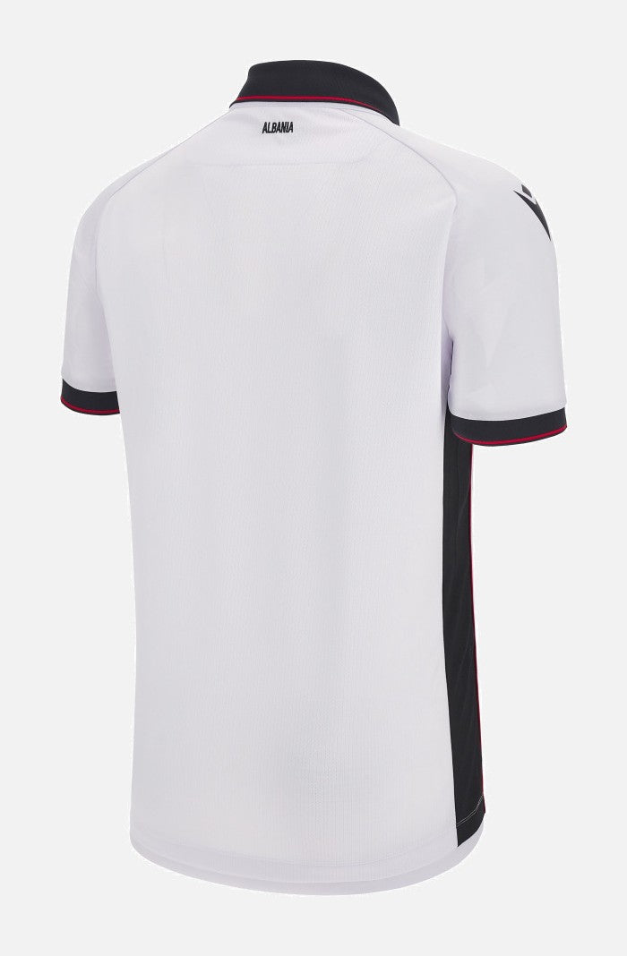 Albania - 2023/2024 - Camiseta Albania - Uniforme alternativo Albania - Macron Albania - Diseño clásico - Blanco y negro - Eliminatorias Eurocopa - Águila de dos cabezas estilizada - Gola polo - Escudo Federación Albanesa - Logo de Macron - Pantalón blanco - Calcetines blancos - Historia - Identidad - Tecnologías innovadoras - Confort - Rendimiento.