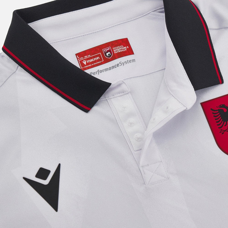 Albania - 2023/2024 - Camiseta Albania - Uniforme alternativo Albania - Macron Albania - Diseño clásico - Blanco y negro - Eliminatorias Eurocopa - Águila de dos cabezas estilizada - Gola polo - Escudo Federación Albanesa - Logo de Macron - Pantalón blanco - Calcetines blancos - Historia - Identidad - Tecnologías innovadoras - Confort - Rendimiento.