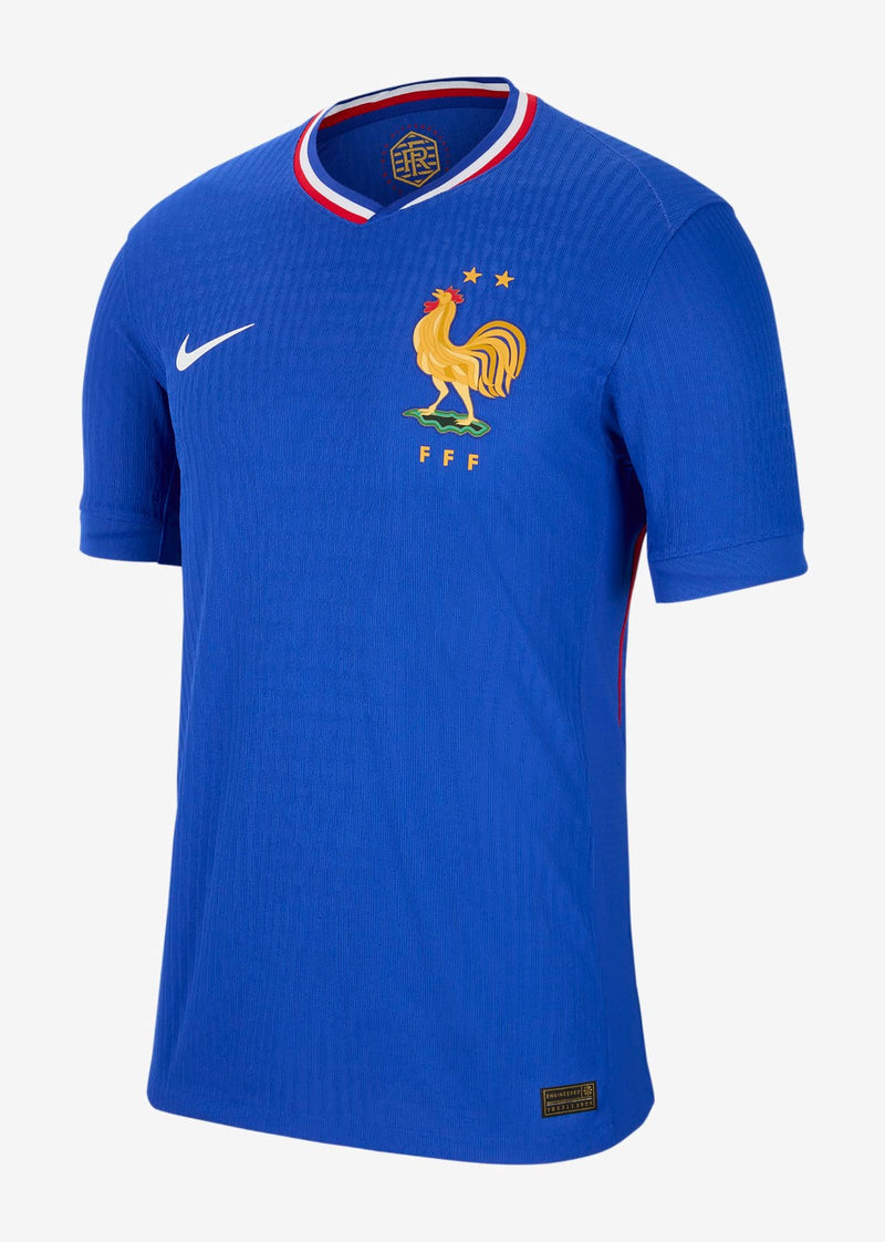 Francia - 2024/2025 - Camiseta Francia - Uniforme titular Francia - Nike Francia - Diseño clásico - Azul y rojo - Eurocopa - Nations League - Eliminatorias Copa del Mundo - Líneas diagonales - Gola redonda - Escudo gallo de Francia - Swoosh de Nike - Pantalón rojo - Calcetines azules - Historia - Identidad - Tecnologías innovadoras - Confort - Rendimiento.