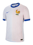 Francia - 2024/2025 - Camiseta Francia - Uniforme alternativo Francia - Nike Francia - Diseño clásico - Blanco, azul y rojo - Eurocopa - Nations League - Eliminatorias Copa del Mundo - Líneas verticales - Bandera nacional - Estilo clásico - Gola azul - Escudo Gallo de la Federación Francesa - Swoosh de Nike - Pantalón azul - Medias blancas - Medias rojas - Historia - Identidad - Tecnologías innovadoras - Confort - Rendimiento.