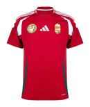 Dinamarca - 2024/2025 - Camiseta Dinamarca - Uniforme titular Dinamarca - Hummel Dinamarca - Diseño clásico - Rojo y blanco - Eurocopa - Nations League - Eliminatorias Copa del Mundo - Líneas horizontales - Gola redonda - Escudo Federación Danesa de Fútbol - Logo de Hummel - Pantalón blanco - Calcetines rojos - Historia - Identidad - Tecnologías innovadoras - Confort - Rendimiento.