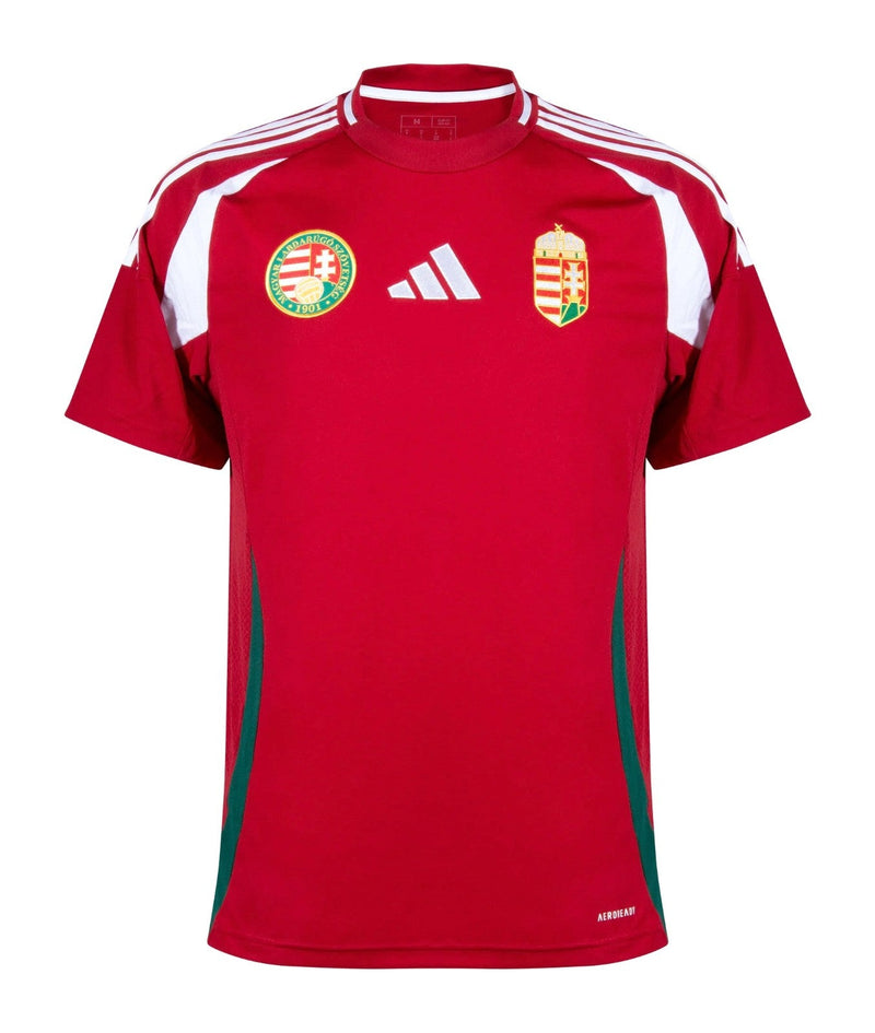 Dinamarca - 2024/2025 - Camiseta Dinamarca - Uniforme titular Dinamarca - Hummel Dinamarca - Diseño clásico - Rojo y blanco - Eurocopa - Nations League - Eliminatorias Copa del Mundo - Líneas horizontales - Gola redonda - Escudo Federación Danesa de Fútbol - Logo de Hummel - Pantalón blanco - Calcetines rojos - Historia - Identidad - Tecnologías innovadoras - Confort - Rendimiento.