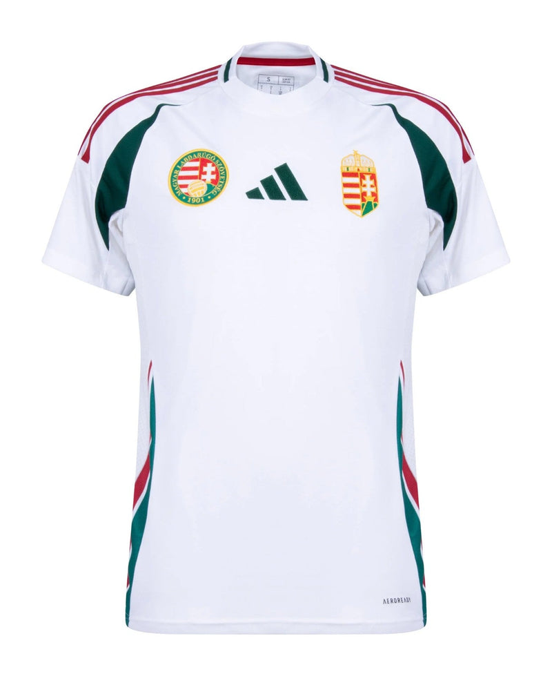 Hungría - 2024/2025 - Camiseta Hungría - Uniforme alternativo Hungría - Adidas Hungría - Diseño clásico - Blanco, rojo y verde - Competiciones internacionales - Patrones geométricos - Escudo nacional - Cuello en V - Escudo de la federación húngara - Logo de Adidas - Pantalones blancos - Medias rojas - Tradición - Innovación - Identidad - Tecnologías avanzadas - Rendimiento.