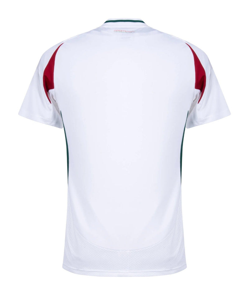 Hungría - 2024/2025 - Camiseta Hungría - Uniforme alternativo Hungría - Adidas Hungría - Diseño clásico - Blanco, rojo y verde - Competiciones internacionales - Patrones geométricos - Escudo nacional - Cuello en V - Escudo de la federación húngara - Logo de Adidas - Pantalones blancos - Medias rojas - Tradición - Innovación - Identidad - Tecnologías avanzadas - Rendimiento.