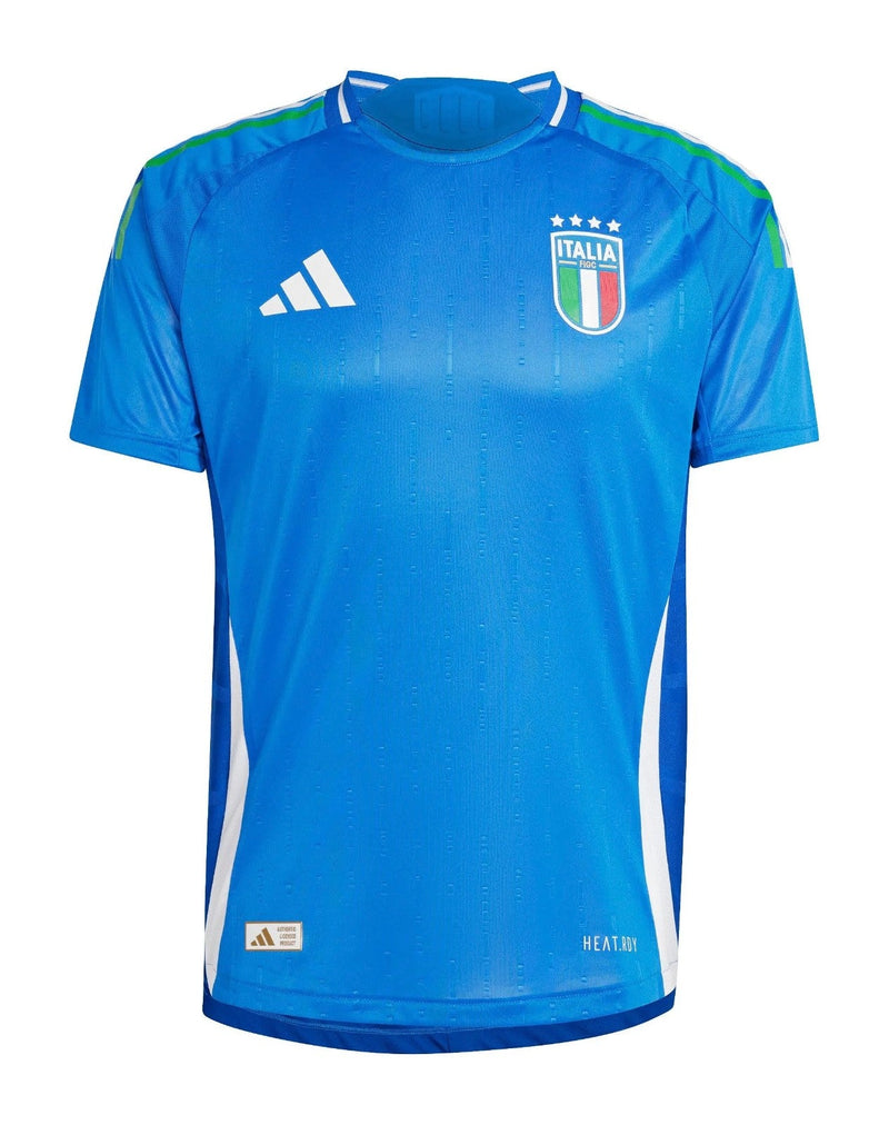 Italia - 2024/2025 - Camiseta Italia - Uniforme titular Italia - Adidas Italia - Diseño clásico - Azul y blanco - Eurocopa - Nations League - Eliminatorias Copa del Mundo - Líneas diagonales - Gola redonda - Escudo águila de Italia - Logo de Adidas - Pantalón blanco - Calcetines azules - Historia - Identidad - Tecnologías innovadoras - Confort - Rendimiento.