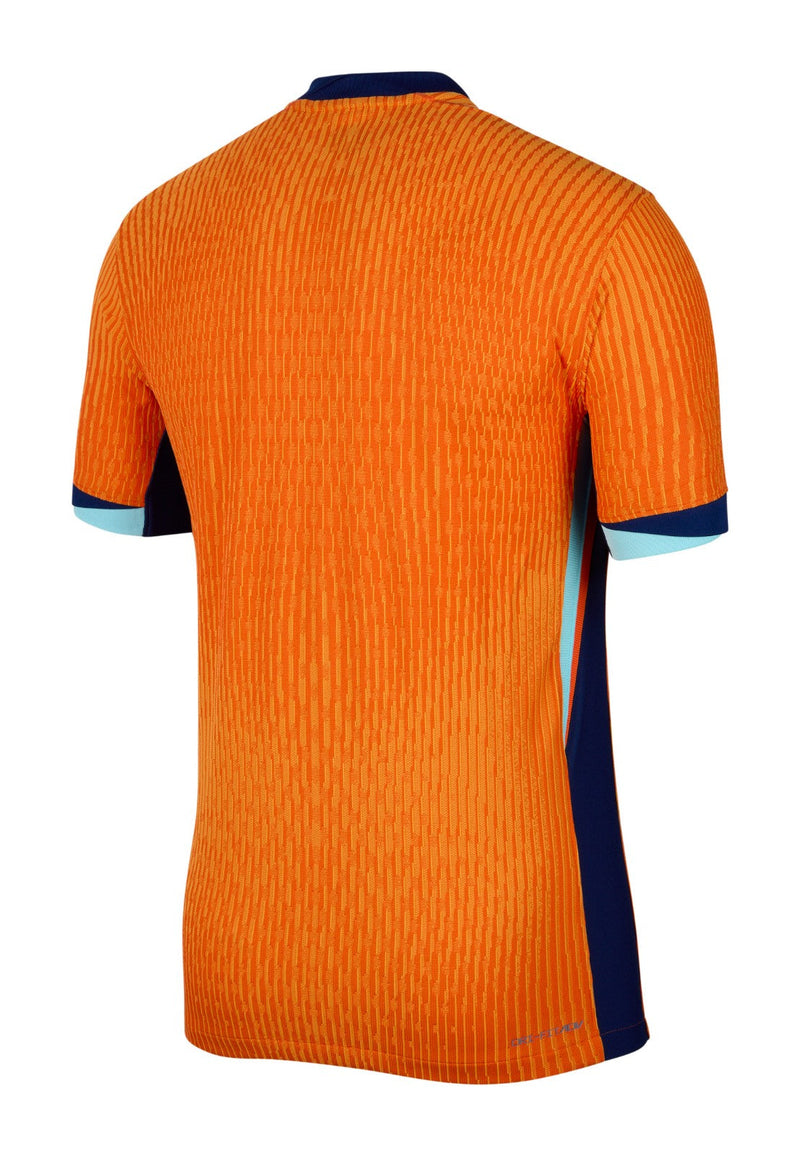 Holanda - 2024/2025 - Camiseta Holanda - Uniforme titular Holanda - Nike Holanda - Diseño clásico - Naranja y azul - Eurocopa - Nations League - Eliminatorias Copa del Mundo - Líneas diagonales - Gola redonda - Escudo león de Holanda - Swoosh de Nike - Pantalón azul - Calcetines naranjas - Historia - Identidad - Tecnologías innovadoras - Confort - Rendimiento.