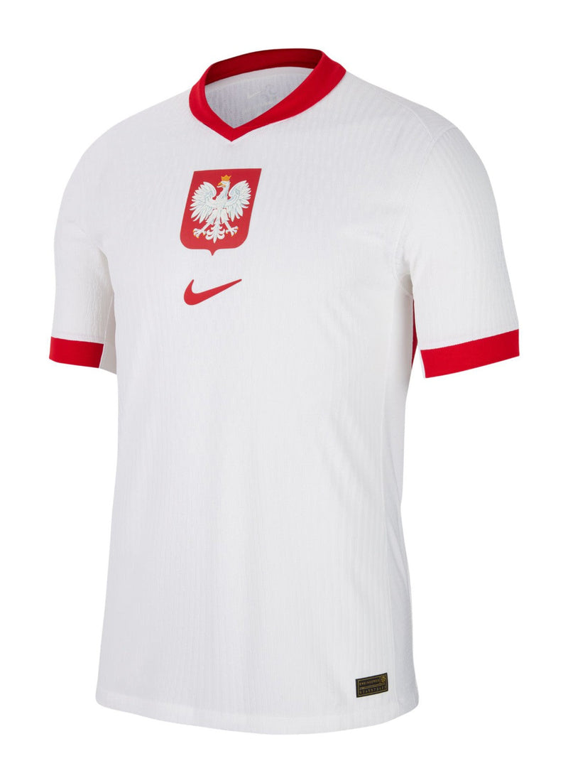 Polonia - 2024/2025 - Camiseta Polonia - Uniforme titular Polonia - Nike Polonia - Diseño clásico - Blanco y rojo - Eurocopa - Nations League - Eliminatorias Copa del Mundo - Escudo nacional - Patrones estilizados - Gola redonda - Pantalones rojos - Medias blancas - Tradición - Innovación - Identidad - Tecnologías innovadoras - Confort - Rendimiento.