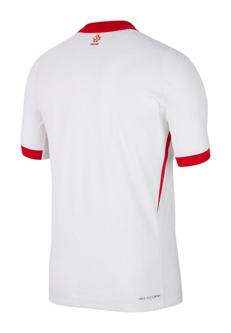 Polonia - 2024/2025 - Camiseta Polonia - Uniforme titular Polonia - Nike Polonia - Diseño clásico - Blanco y rojo - Eurocopa - Nations League - Eliminatorias Copa del Mundo - Escudo nacional - Patrones estilizados - Gola redonda - Pantalones rojos - Medias blancas - Tradición - Innovación - Identidad - Tecnologías innovadoras - Confort - Rendimiento.