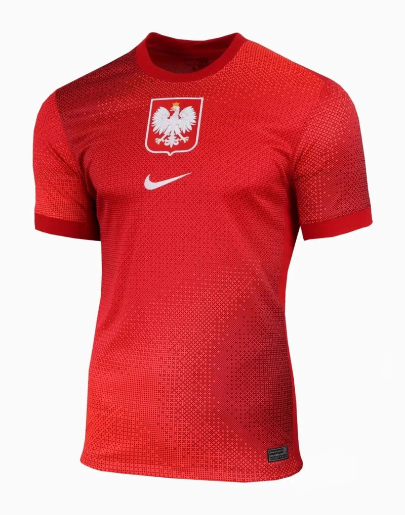 Polonia - 2024/2025 - Camiseta Polonia - Uniforme alternativo Polonia - Nike Polonia - Diseño moderno - Rojo - Eurocopa - Nations League - Eliminatorias Copa del Mundo - Degradado - Escudo Selección Polaca - Swoosh de Nike - Pantalón blanco - Pantalón rojo - Medias rojas - Tradición - Identidad - Tecnologías innovadoras - Confort - Rendimiento.