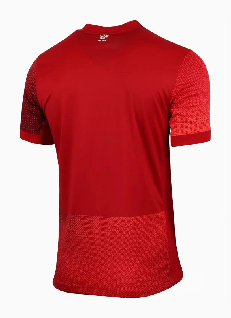 Polonia - 2024/2025 - Camiseta Polonia - Uniforme alternativo Polonia - Nike Polonia - Diseño moderno - Rojo - Eurocopa - Nations League - Eliminatorias Copa del Mundo - Degradado - Escudo Selección Polaca - Swoosh de Nike - Pantalón blanco - Pantalón rojo - Medias rojas - Tradición - Identidad - Tecnologías innovadoras - Confort - Rendimiento.