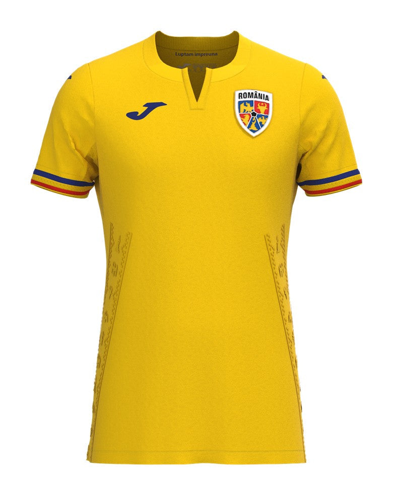 Rumanía - 2023/2024 - Camiseta Rumanía - Uniforme titular Rumanía - Joma Rumanía - Diseño clásico - Azul y amarillo - Competiciones internacionales - Escudo nacional - Detalles estilizados - Gola en V - Pantalones amarillos - Medias azules - Tradición - Innovación - Identidad - Tecnologías avanzadas - Rendimiento.