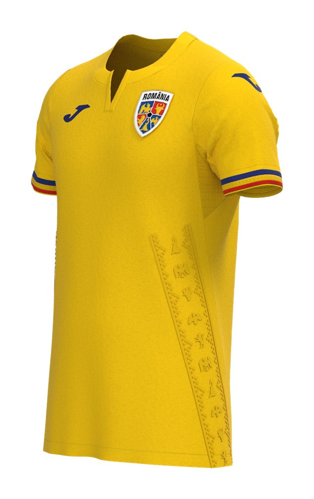 Rumanía - 2023/2024 - Camiseta Rumanía - Uniforme titular Rumanía - Joma Rumanía - Diseño clásico - Azul y amarillo - Competiciones internacionales - Escudo nacional - Detalles estilizados - Gola en V - Pantalones amarillos - Medias azules - Tradición - Innovación - Identidad - Tecnologías avanzadas - Rendimiento.