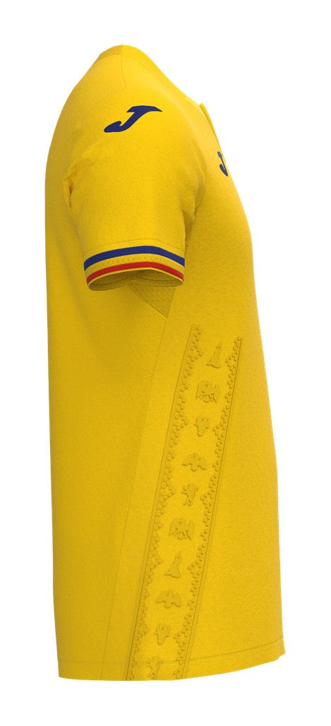 Rumanía - 2023/2024 - Camiseta Rumanía - Uniforme titular Rumanía - Joma Rumanía - Diseño clásico - Azul y amarillo - Competiciones internacionales - Escudo nacional - Detalles estilizados - Gola en V - Pantalones amarillos - Medias azules - Tradición - Innovación - Identidad - Tecnologías avanzadas - Rendimiento.