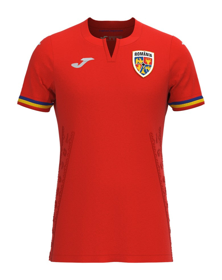 Rumania - 2023/2024 - Camiseta Rumania - Uniforme alternativo Rumania - Joma Rumania - Diseño moderno - Rojo y blanco - Competiciones internacionales - Escudo nacional - Detalles estilizados - Gola en V - Pantalones blancos - Medias rojas - Tradición - Innovación - Identidad - Tecnologías avanzadas - Rendimiento.