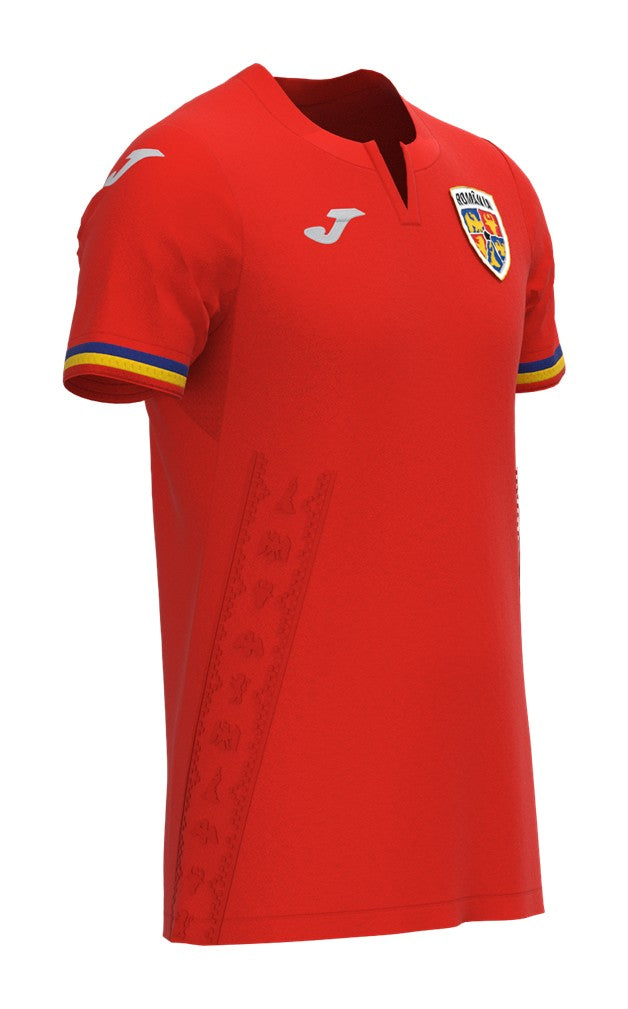 Rumania - 2023/2024 - Camiseta Rumania - Uniforme alternativo Rumania - Joma Rumania - Diseño moderno - Rojo y blanco - Competiciones internacionales - Escudo nacional - Detalles estilizados - Gola en V - Pantalones blancos - Medias rojas - Tradición - Innovación - Identidad - Tecnologías avanzadas - Rendimiento.