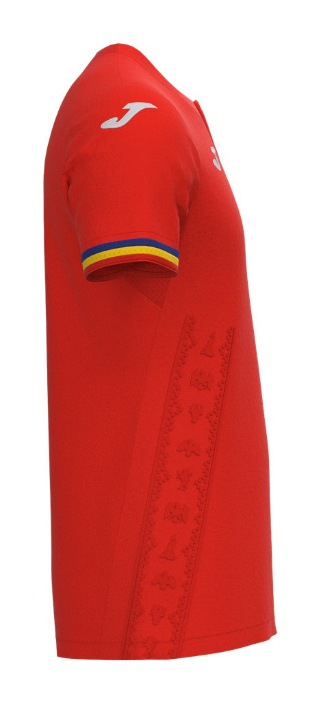 Rumania - 2023/2024 - Camiseta Rumania - Uniforme alternativo Rumania - Joma Rumania - Diseño moderno - Rojo y blanco - Competiciones internacionales - Escudo nacional - Detalles estilizados - Gola en V - Pantalones blancos - Medias rojas - Tradición - Innovación - Identidad - Tecnologías avanzadas - Rendimiento.