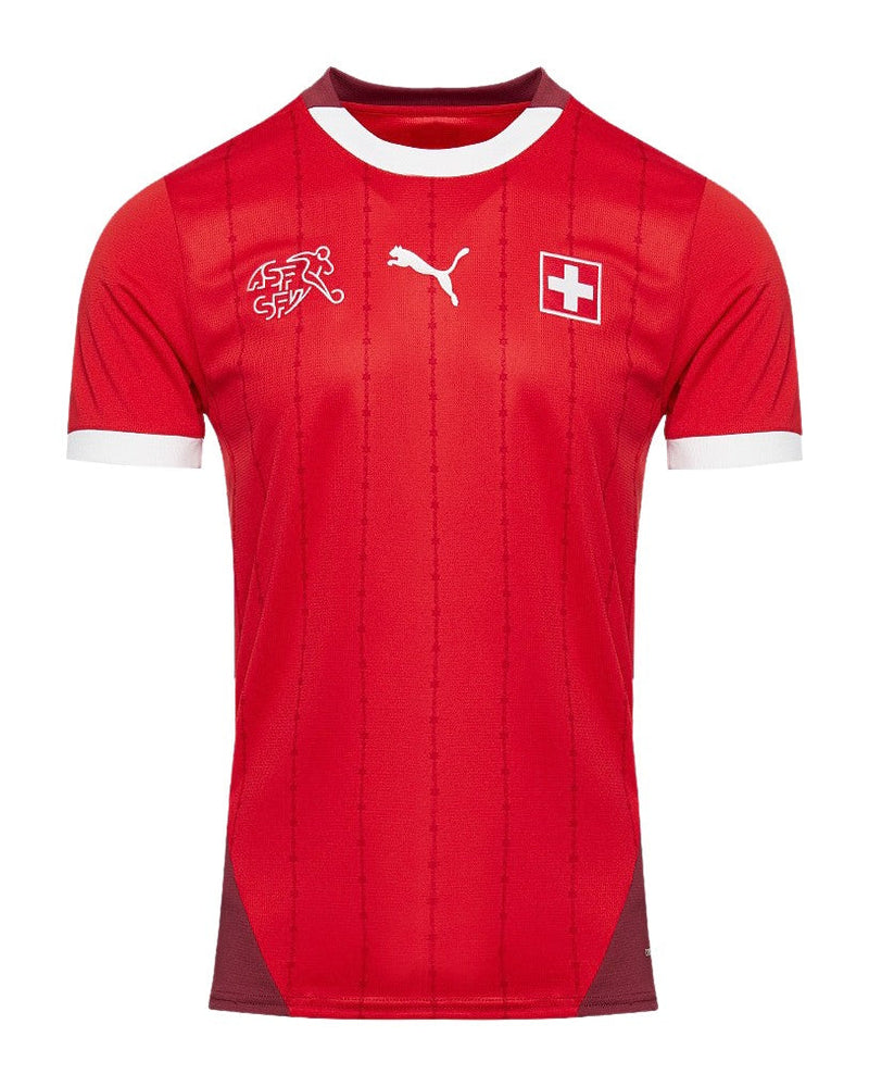 Suiza - 2024/2025 - Camiseta Suiza - Uniforme titular Suiza - Puma Suiza - Diseño clásico - Rojo - Eurocopa - Nations League - Eliminatorias Copa del Mundo - Escudo nacional - Detalles estilizados - Gola redonda - Pantalones blancos - Medias rojas - Tradición - Innovación - Identidad - Tecnologías innovadoras - Confort - Rendimiento.